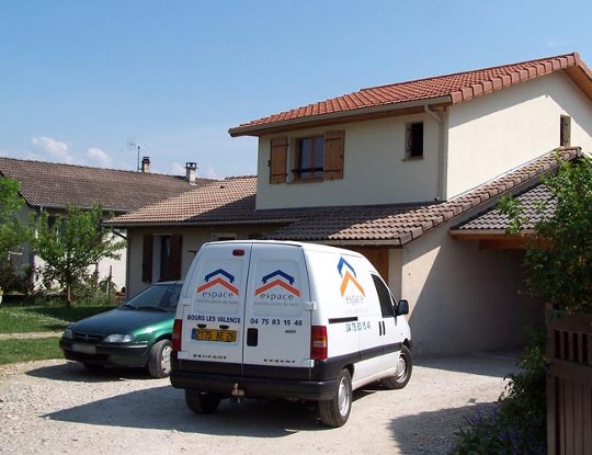 Véhicule Espace Surélévation et maison 
rénovée